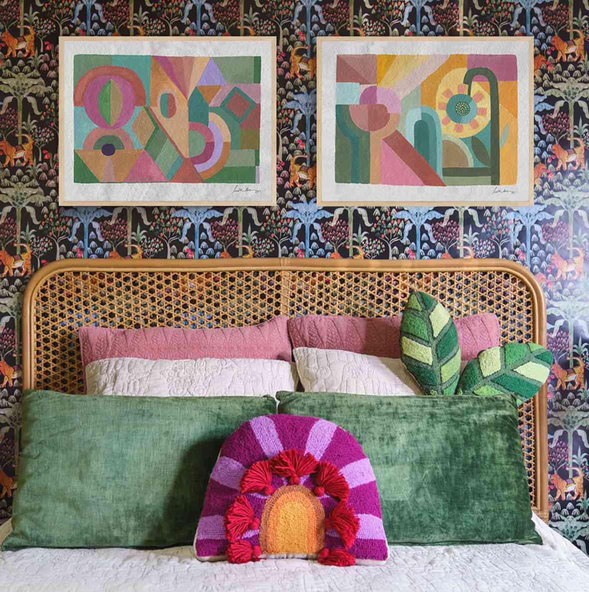 床上有彩色枕头和几何艺术版画