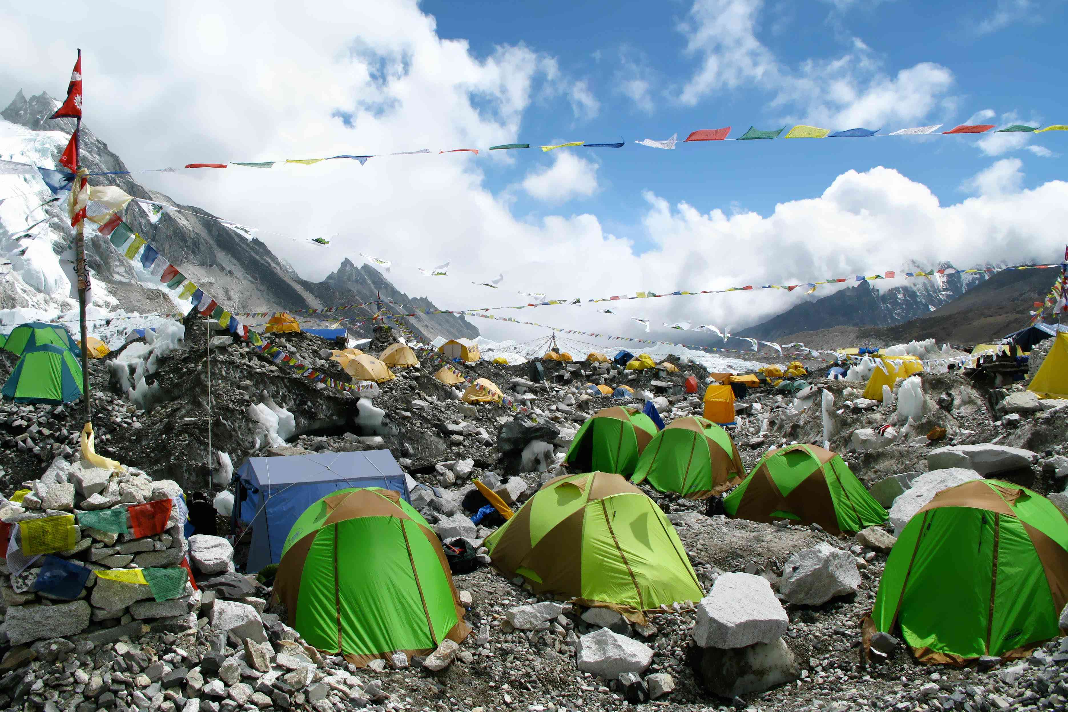 尼泊尔珠穆朗玛峰地区，珠穆朗玛峰大本营的彩色帐篷