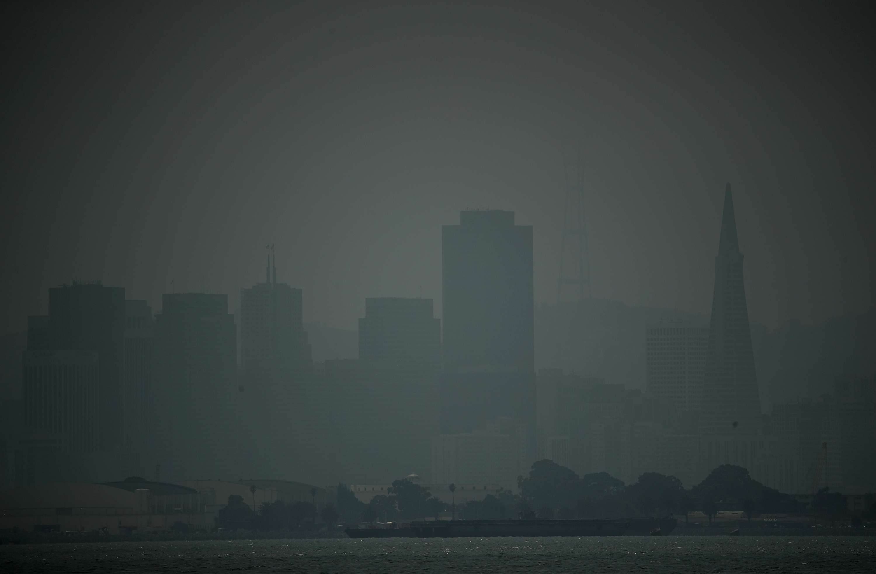 旧金山笼罩在野火的烟雾中