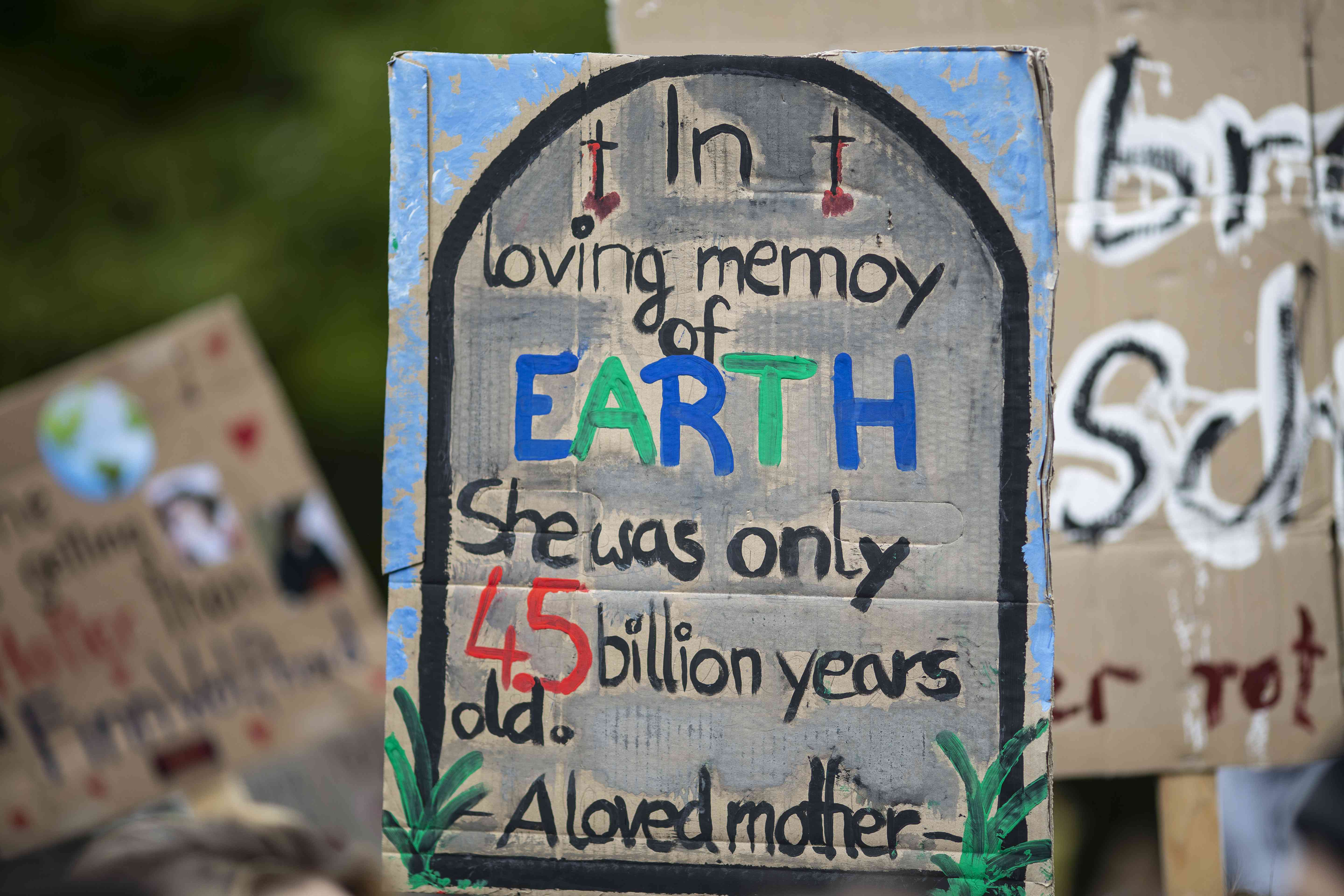 9月20日全球气候罢工的抗议标志说：对地球的热爱记忆。她只有45亿年。