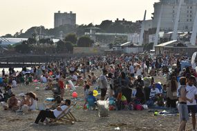 人群在英国的沙滩上