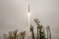联合发射联盟(齿龈)阿特拉斯V型火箭发射升空的卫星机载发射地球资源观测卫星8号,星期一,2021年9月27日从太空发射复杂3在加州范登堡空间力量基地。美国地球资源卫星9号是一个联合美国航天局/美国地质调查任务,将继续监控的遗产厄撒年代土地和沿海地区。