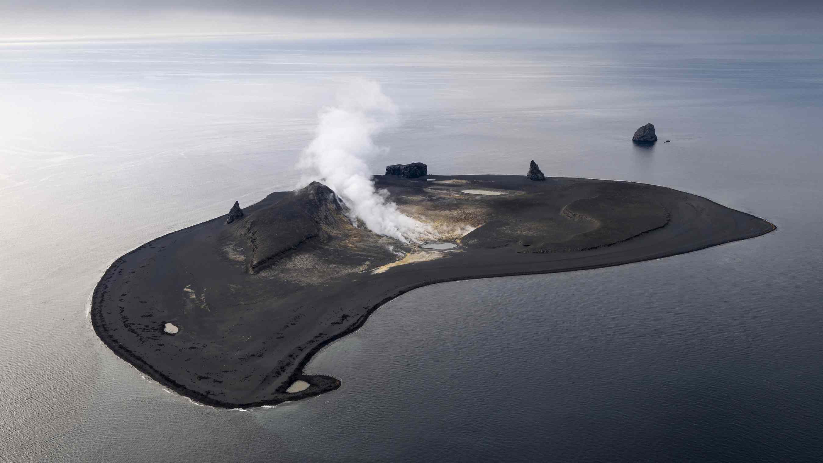 Bogoslof岛是一座极其活跃的火山＂width=