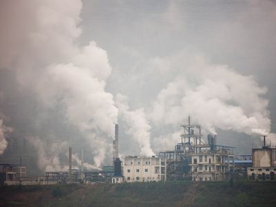 水泥工厂有白色羽毛气体的栈