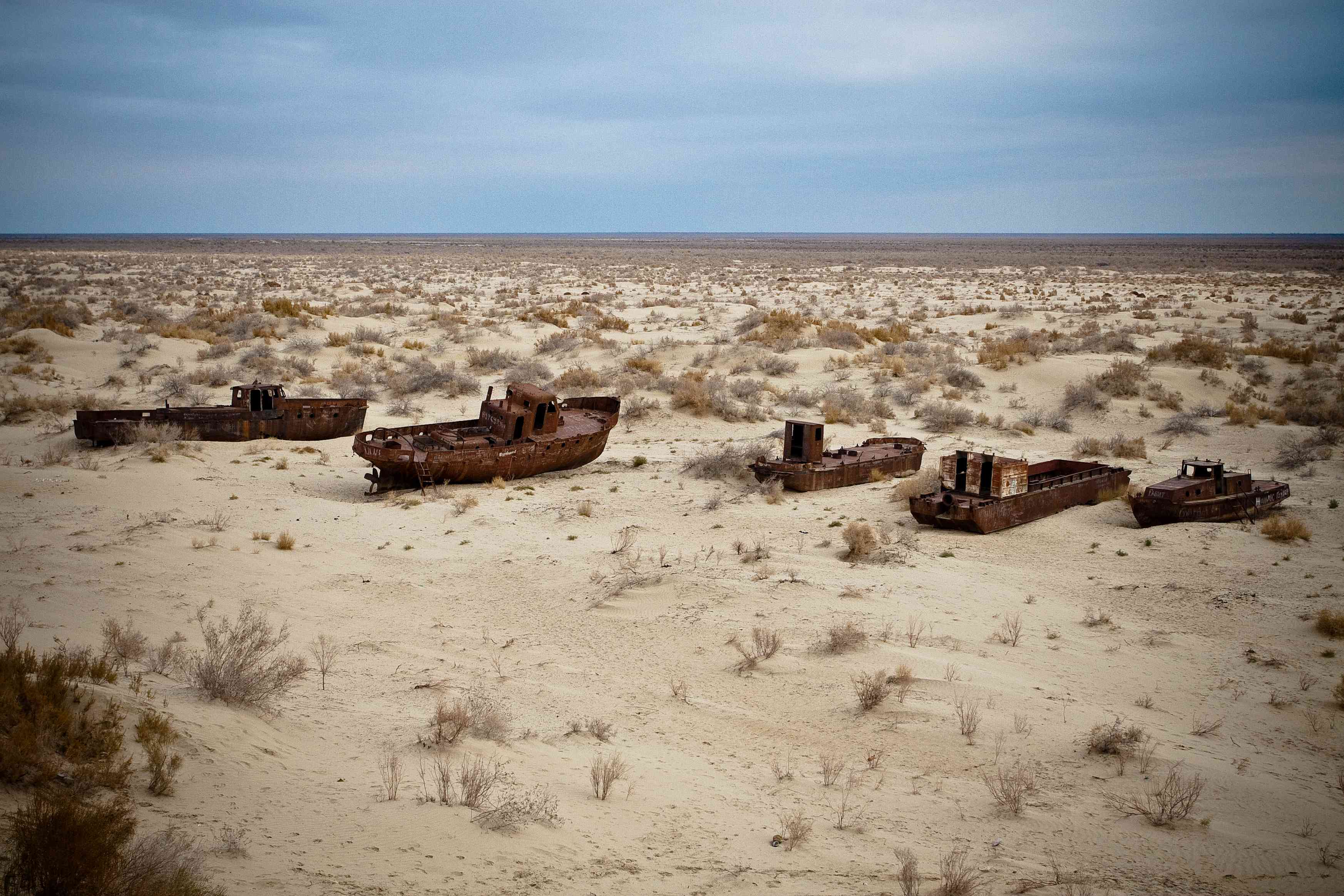 被遗弃的，在沙漠中的生锈的船“width=