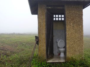 荒无人烟的厕所