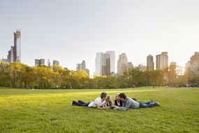 朋友一起在中央公园放松“width=