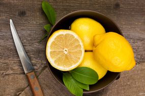 一碗切成薄片的柠檬 - 柠檬可以帮助治愈发痒的头皮