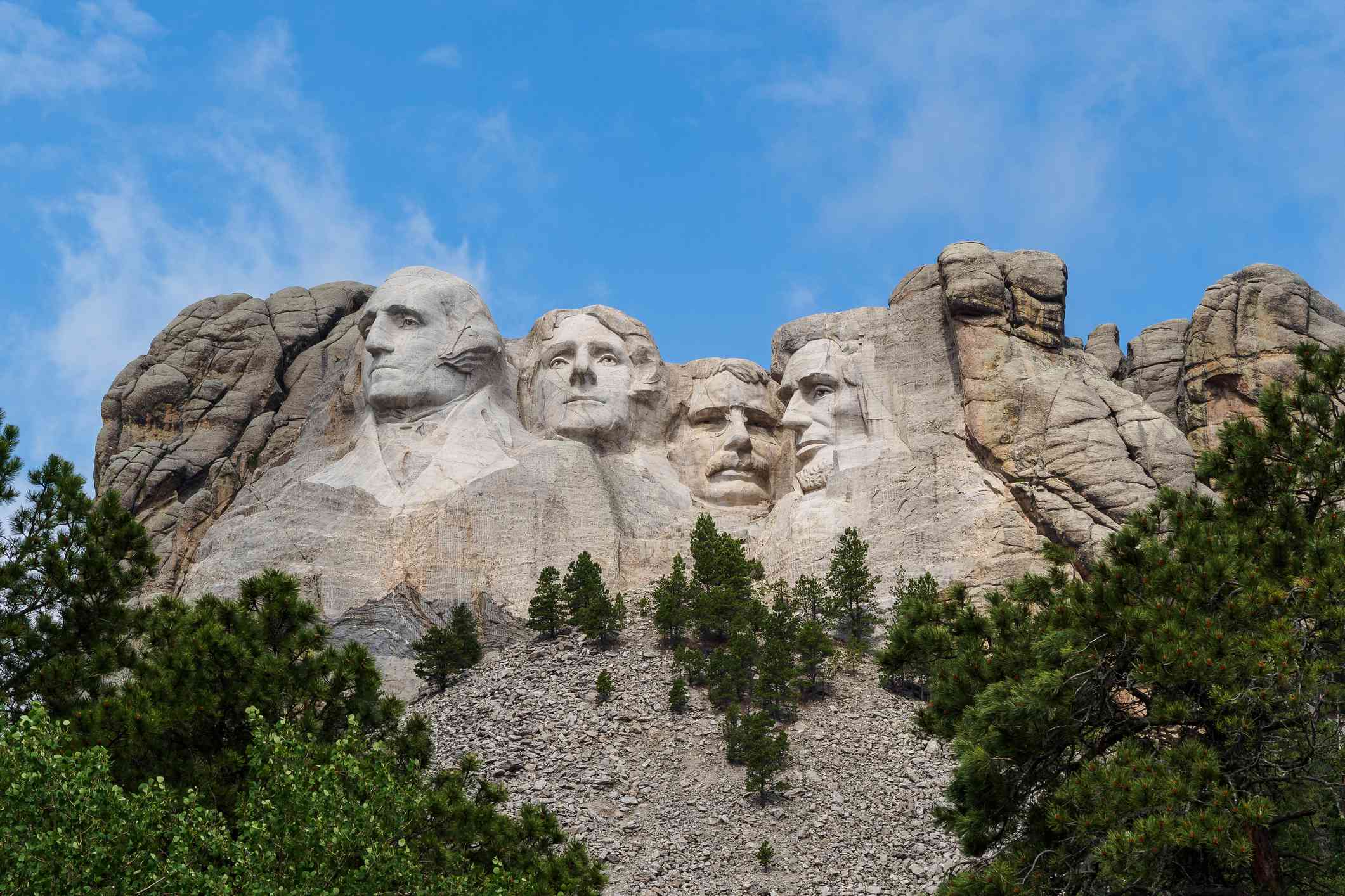 在南达科他州基斯通（Keystone）的黑山（Black Hills）的拉什莫尔山（Mount Rushmore）的花岗岩面上雕刻的四个过去的总统面孔