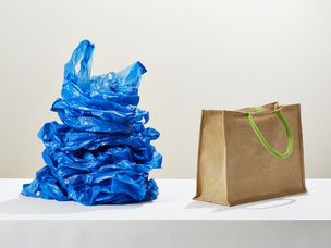 下一个可重复使用的袋子堆塑料袋