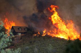 2015年7月31日，加利福尼亚州下湖，洛基大火的火焰接近一所房子。＂>
          </noscript>
         </div>
        </div>
        <div class=