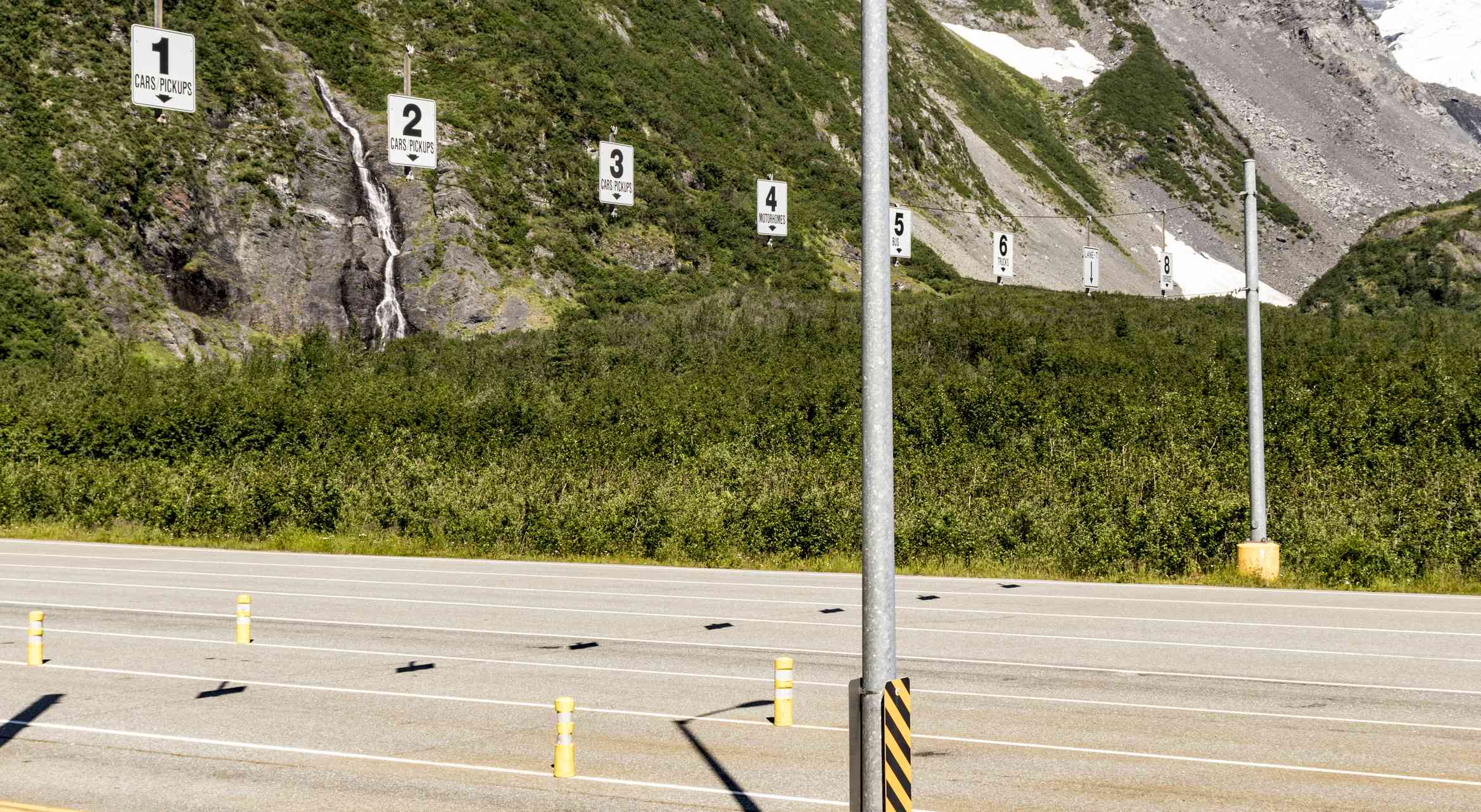 数字显示了阿拉斯加惠提尔隧道入口处的车道标记。