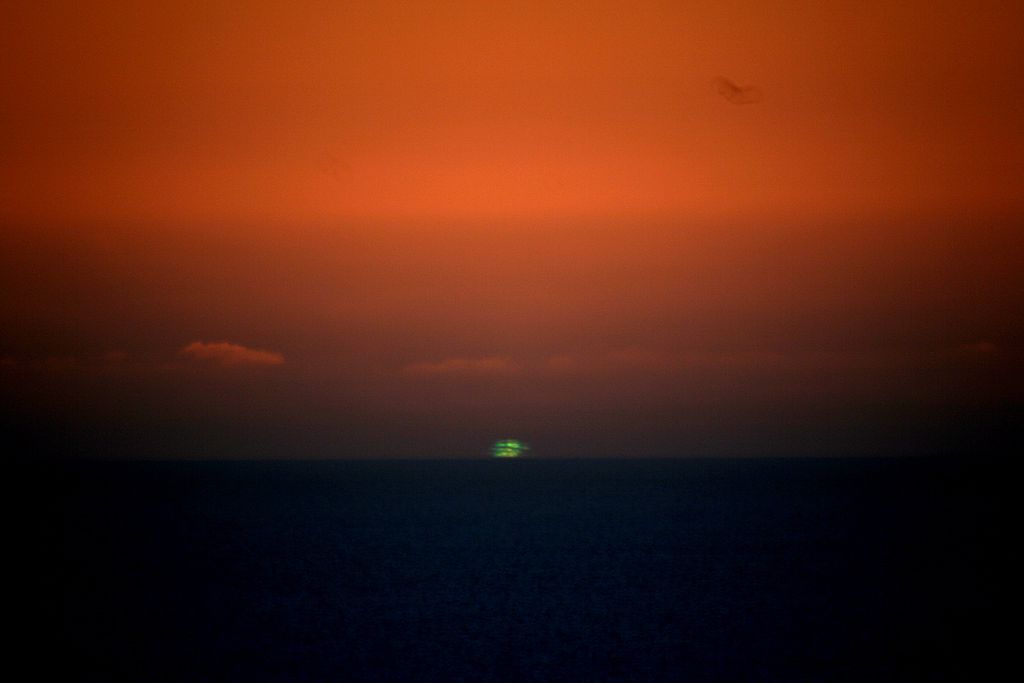 夕阳西下，地平线上一道绿色的闪光被明亮的橙色天空所包围