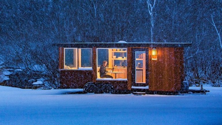 黑暗的雪林中的小木屋