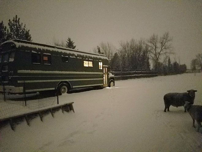 公共汽车晚上停在雪地里