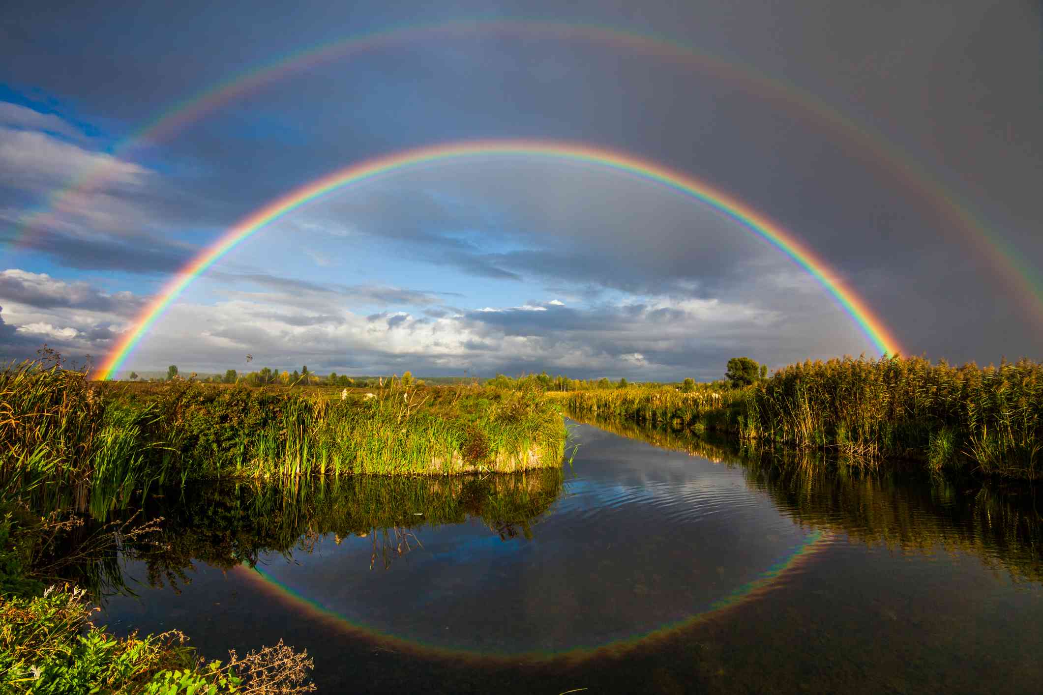 双彩虹在河上。“width=
