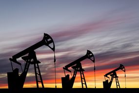 油泵在日落的背景。世界石油工业