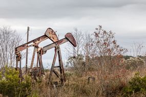 生锈的废弃的油泵在德克萨斯州