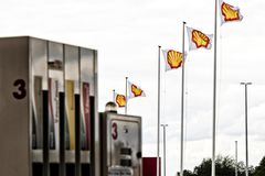 2014年8月18日，比利时埃尔韦，A3高速公路上一家公司的加油站，地狱旗在微风中飘扬。