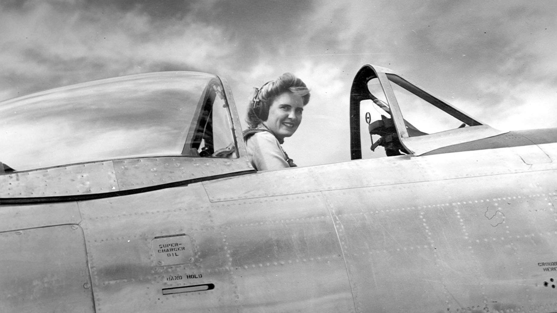 保护主义者西莉亚·亨特（Celia Hunter）在小型飞机上的老照片准备起飞