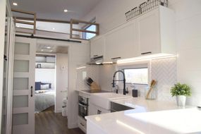 小型家庭厨房的白色橱柜和台面