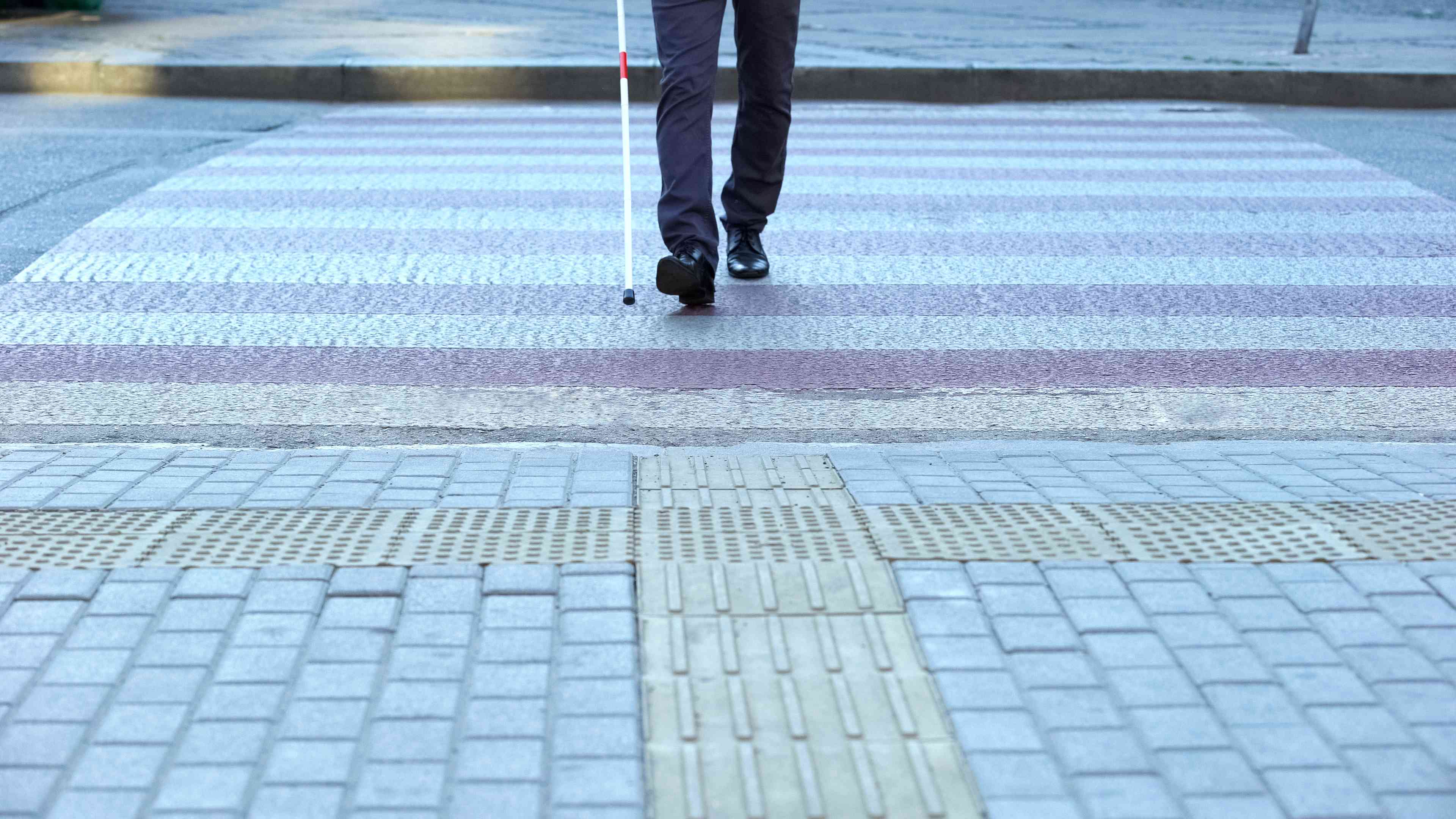 视障人士过马路