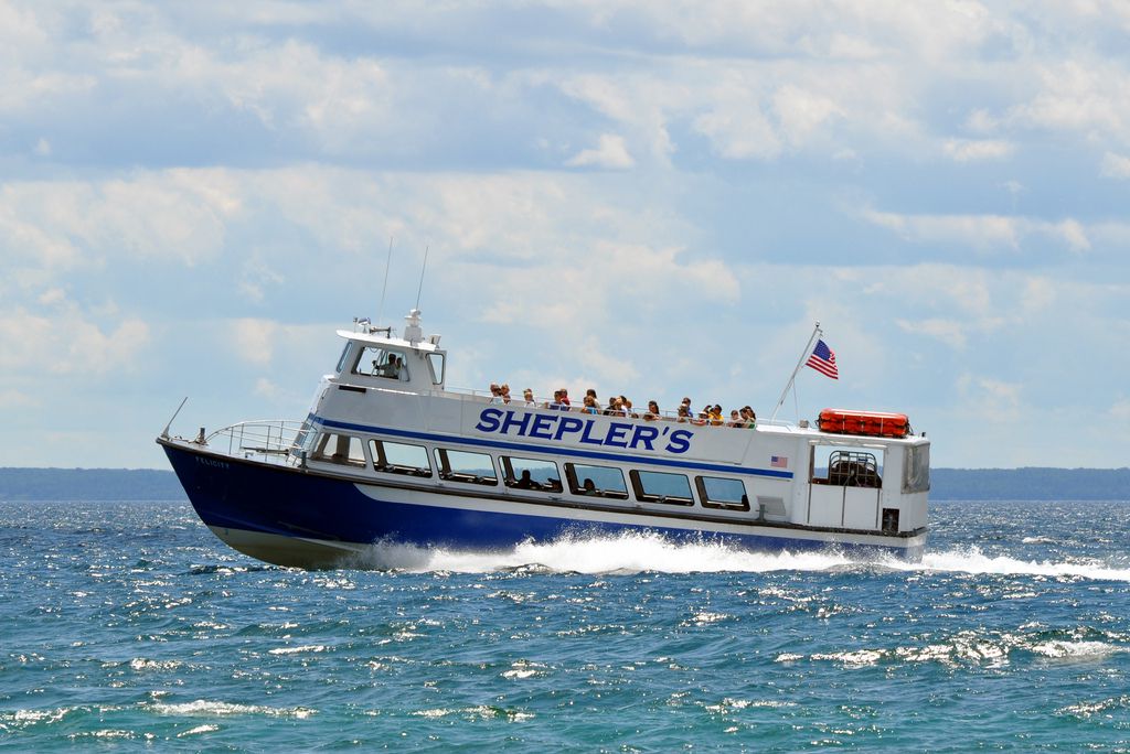 一艘Shepler's Mackinac Island渡船载着乘客前往该岛