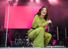 歌手兼作曲家洛尔德（Lorde）于2017年9月3日在加拿大温哥华在PNE露天剧场的Iheartradio Beach Ball的第一天在舞台上表演。