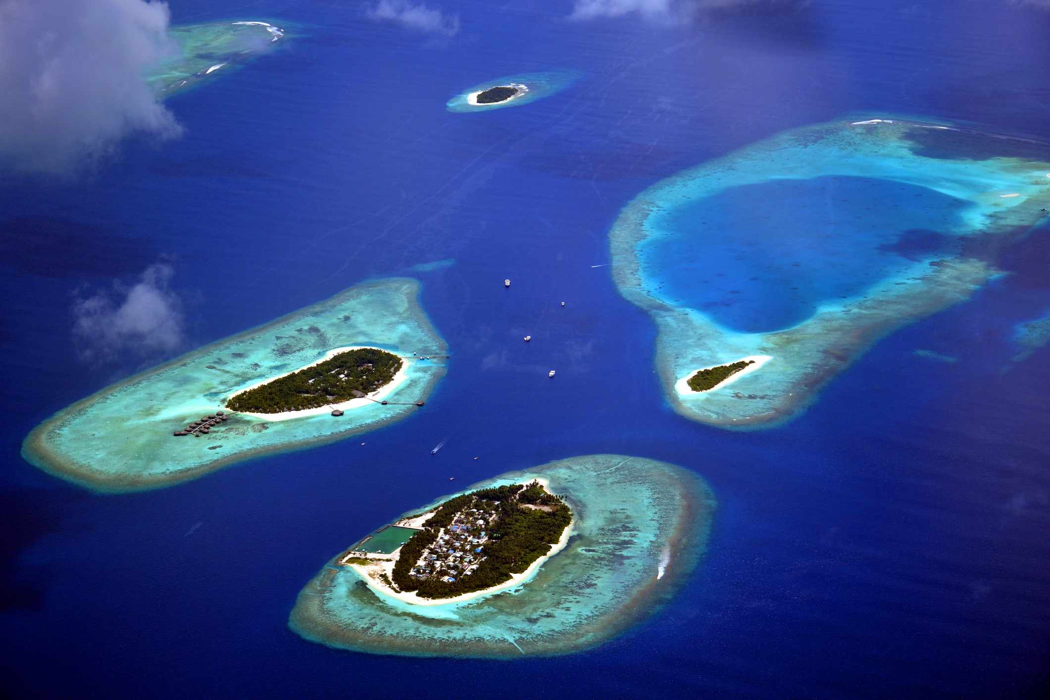 湛蓝水域中的四个马尔代夫岛屿和泻湖的鸟瞰图
