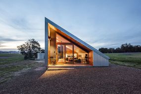 木屋外观的Gawthorne’s Hut by Cameron Anderson Architects