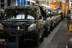 电动出租车在生产线上组装在伦敦电动汽车公司(LEVC)工厂10月15日,2021年在英国考文垂。