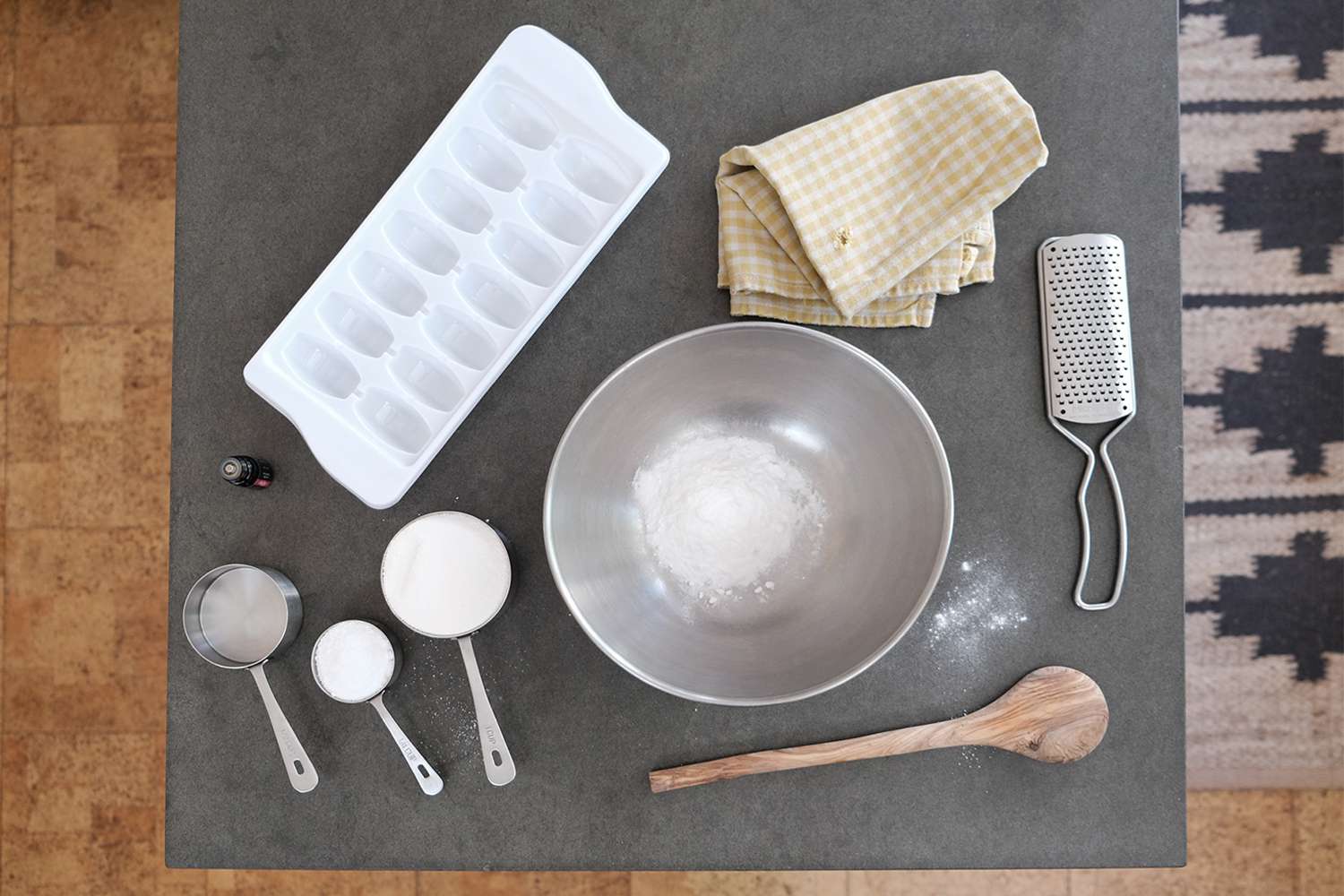 冰块托盘，杯子和刨丝机工具，用于DIY洗衣豆荚的成分