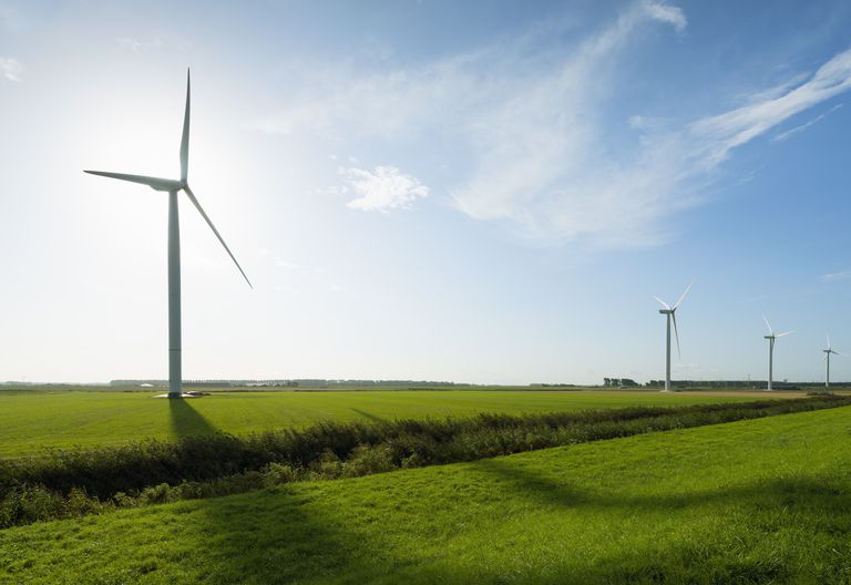 在田野景观，里兰德，Zeeland，荷兰的田野景观前的风力涡轮机“class=