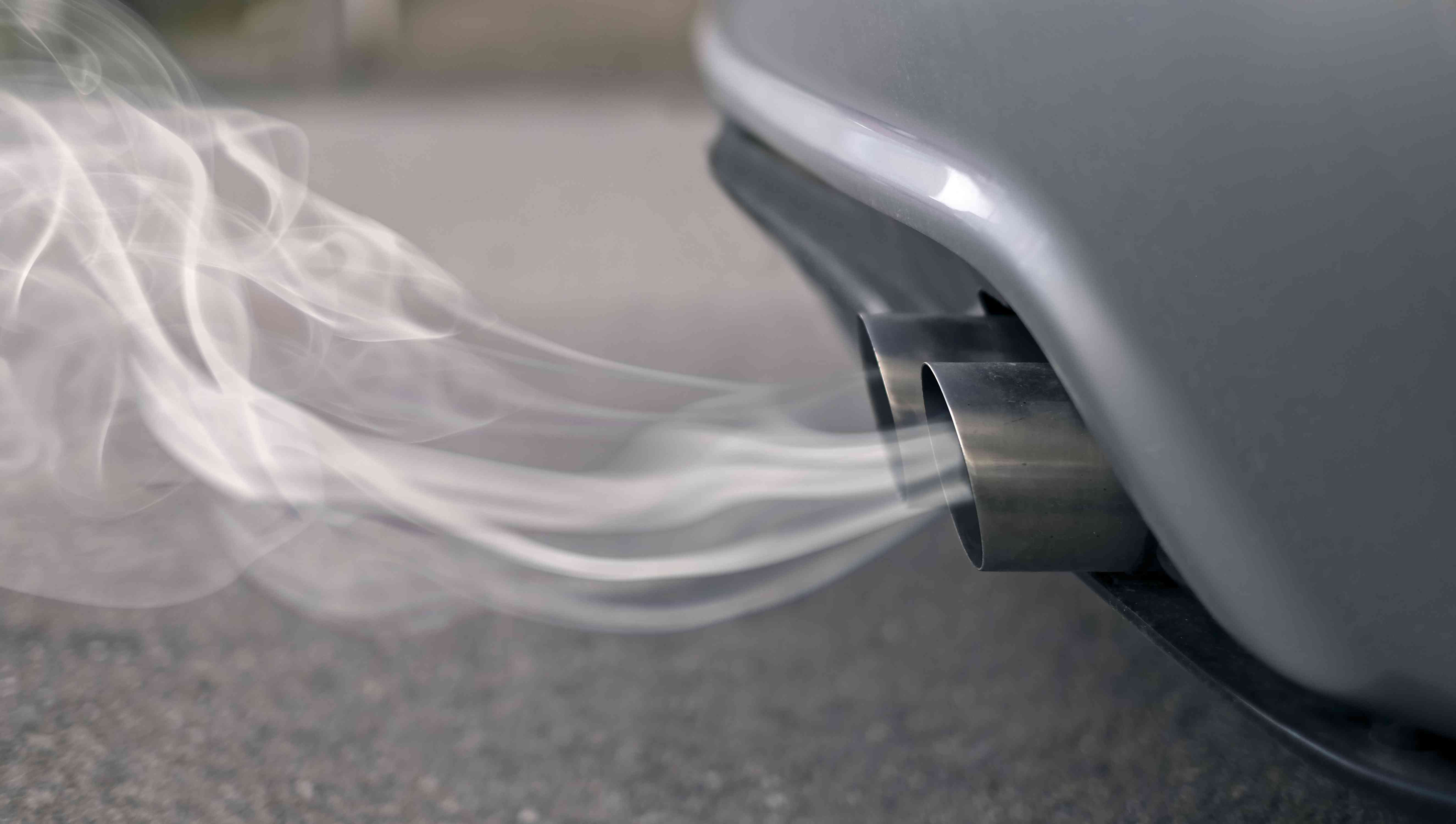 一辆启动中的柴油汽车的烟熏排气管。
