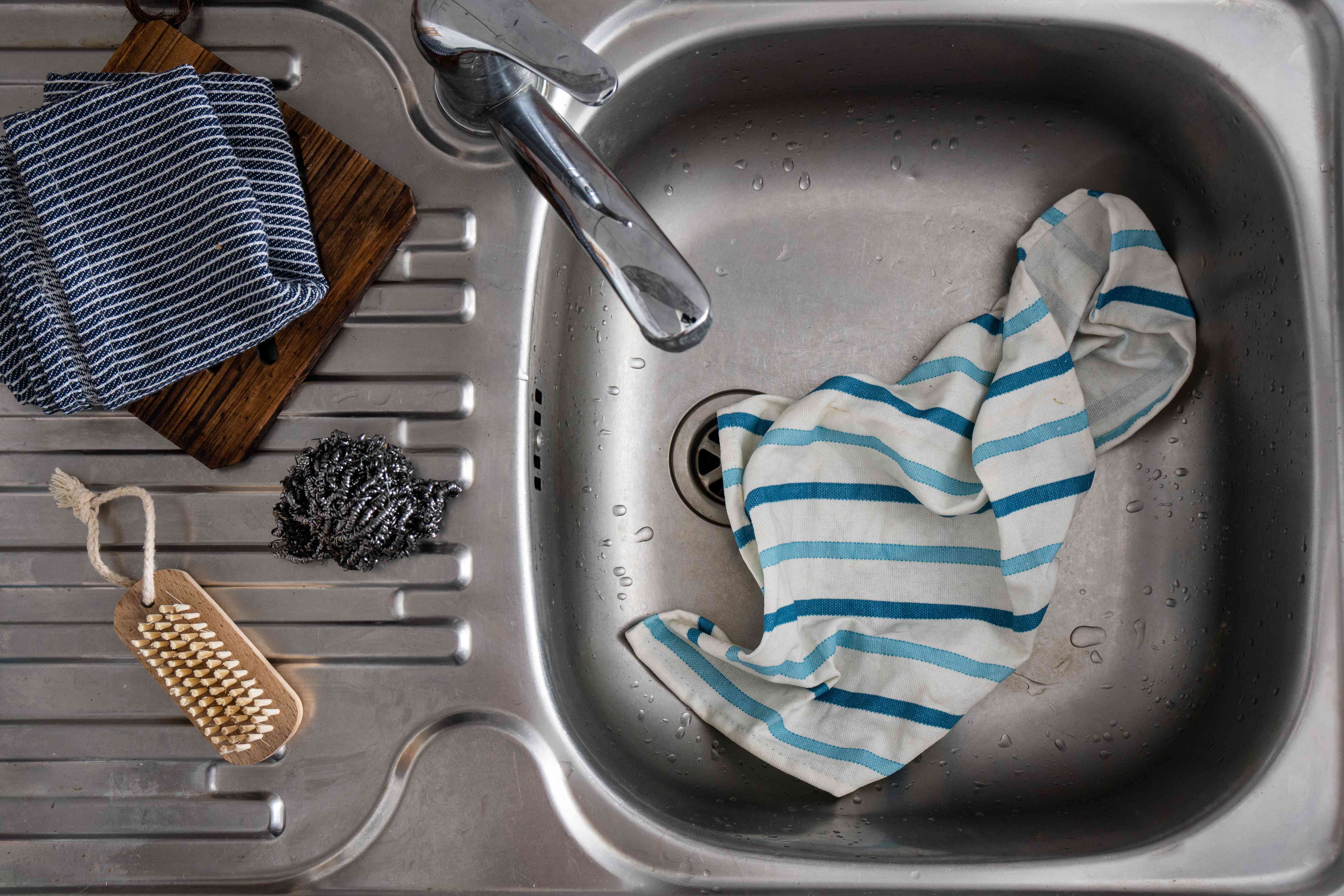 把湿抹布放在厨房的钢制洗涤槽里会吸引果蝇