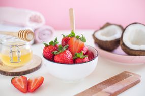 一碗草莓，切碎的新鲜椰子和蜂蜜diy发膜＂width=