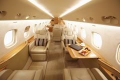 带皮革座椅和水果托盘的昂贵私人飞机的内部
