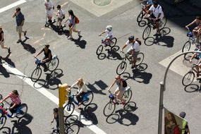 骑自行车在公园大道在纽约市