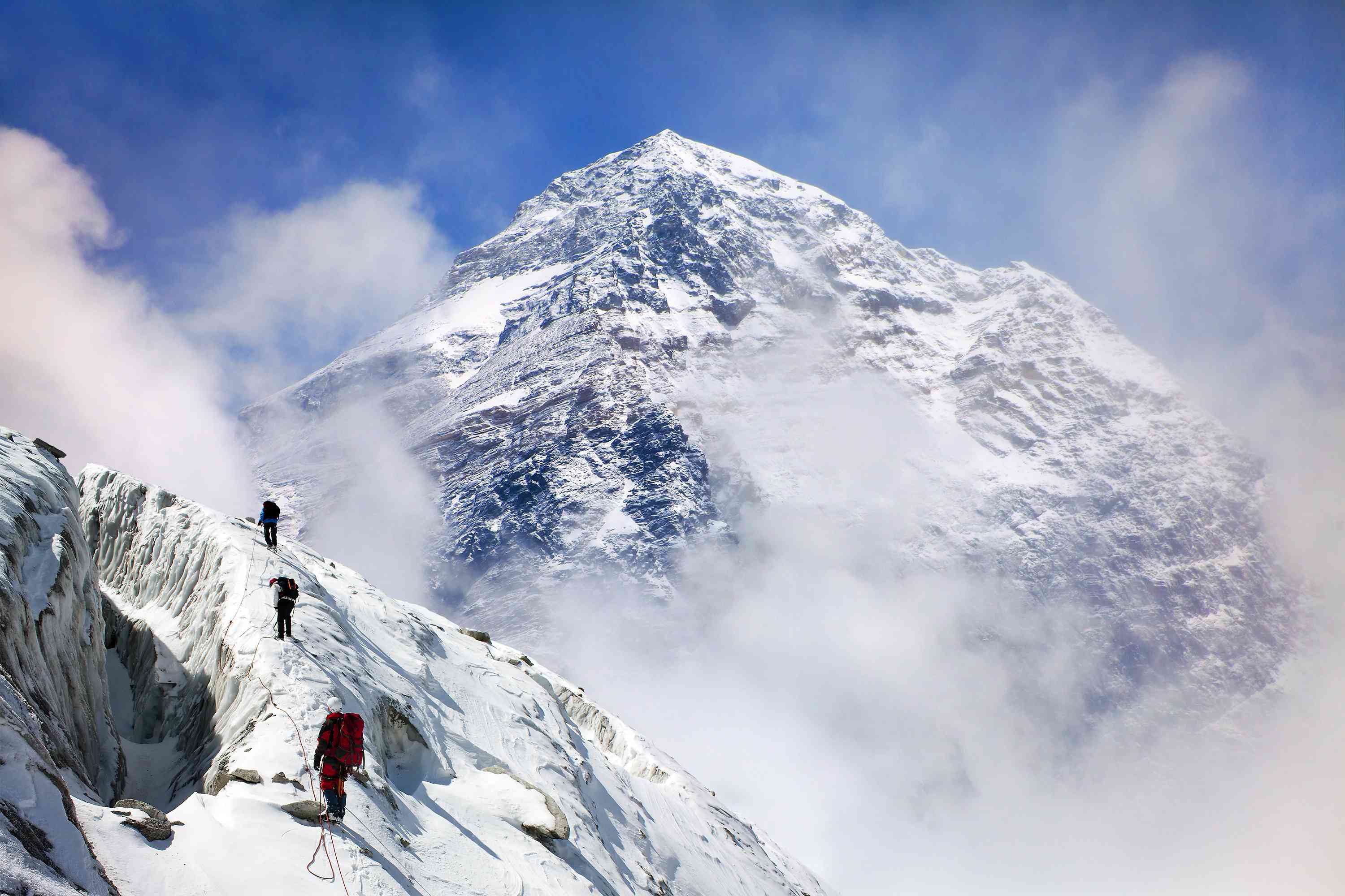 与一群登山者一起登上珠穆朗玛峰＂width=