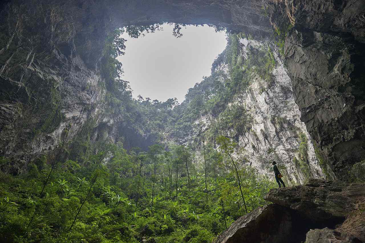 人站在一个开放的儿子Doong洞穴