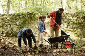 家庭raking leaves