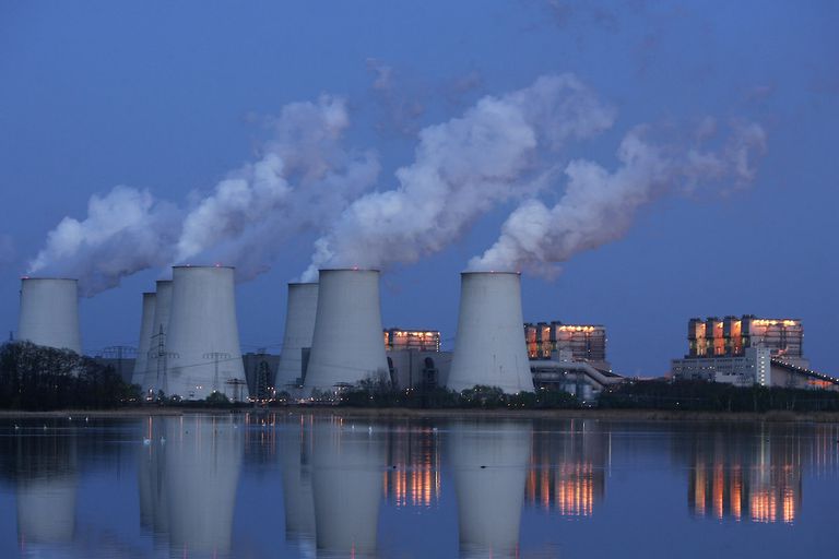2007年4月12日，在德国Jaenschwalde, Vatenfall旗下的Jaenschwalde褐煤发电厂冷却塔冒出的废气。＂class=