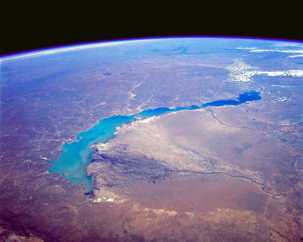 一个非常高的角度，一个长长的，狭窄的湖和弯曲的地球
