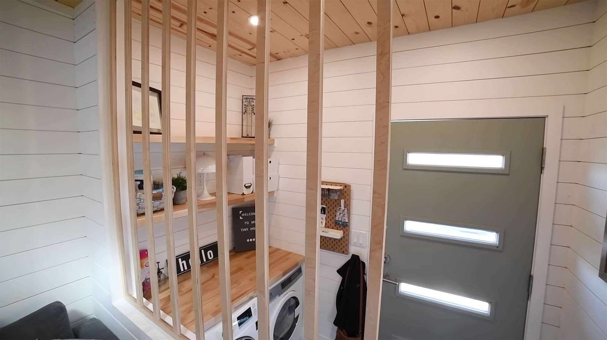 悉尼黄金的一个小房子的内部图像，显示洗衣区和一扇门。