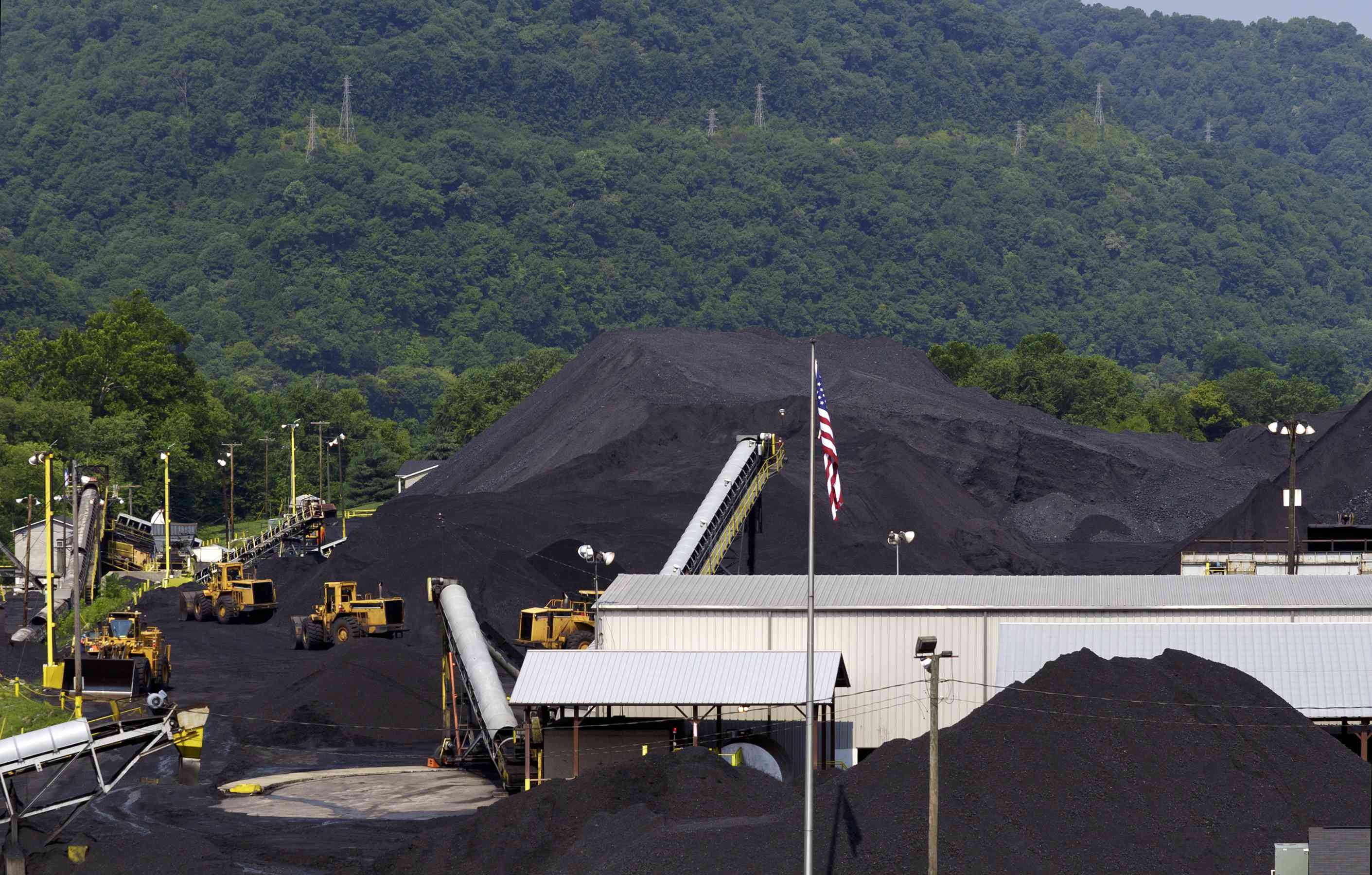西弗吉尼亚州以阿巴拉契亚山脉为背景的山区煤矿。