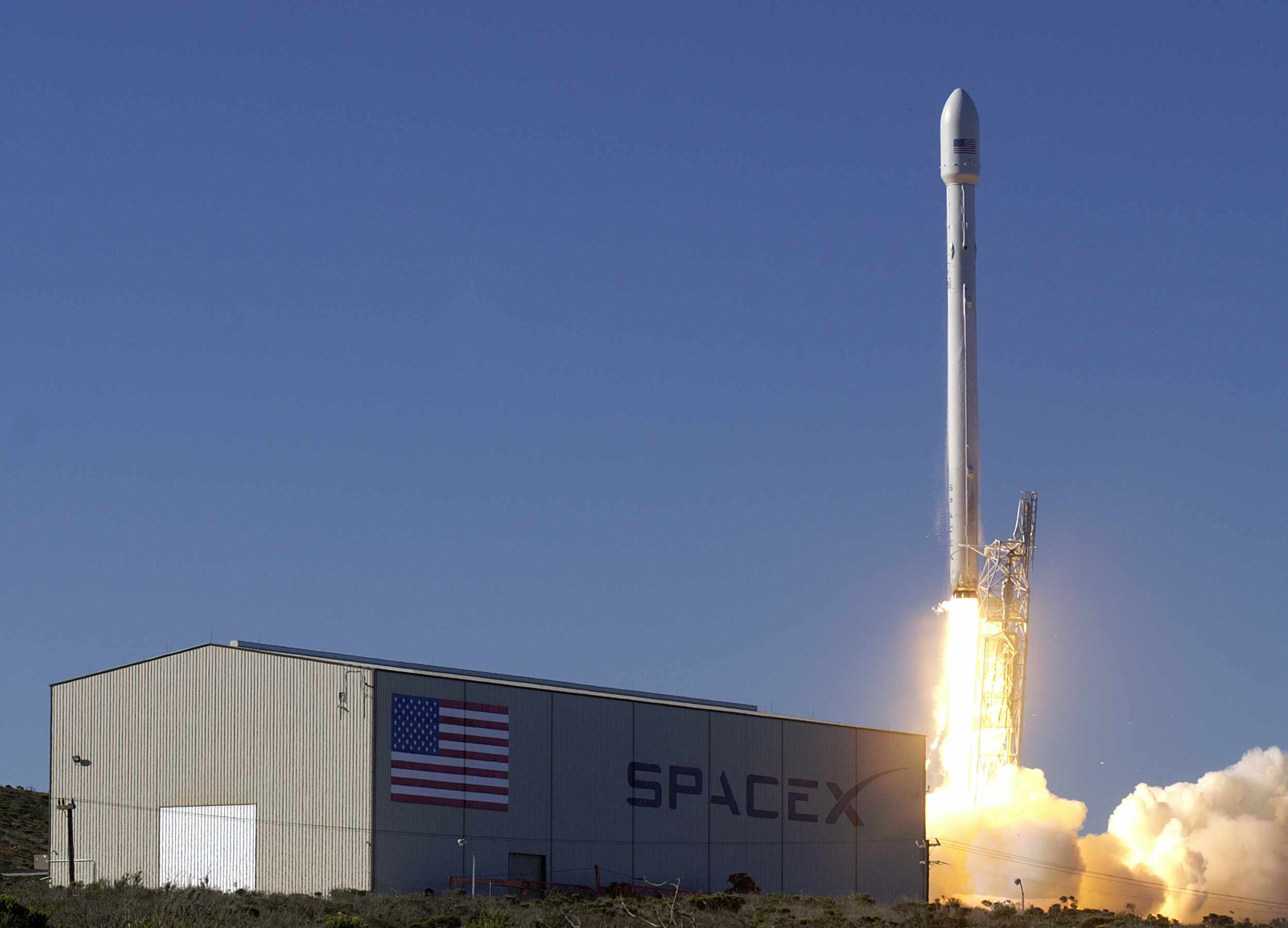 SpaceX Falcon 9火箭发射，附有卫星