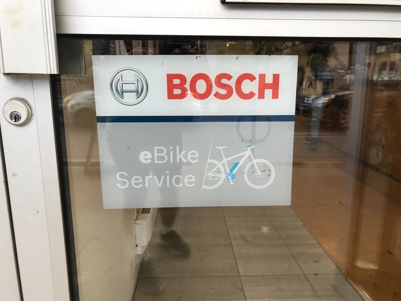 贴在当地自行车店的门上＂width=
