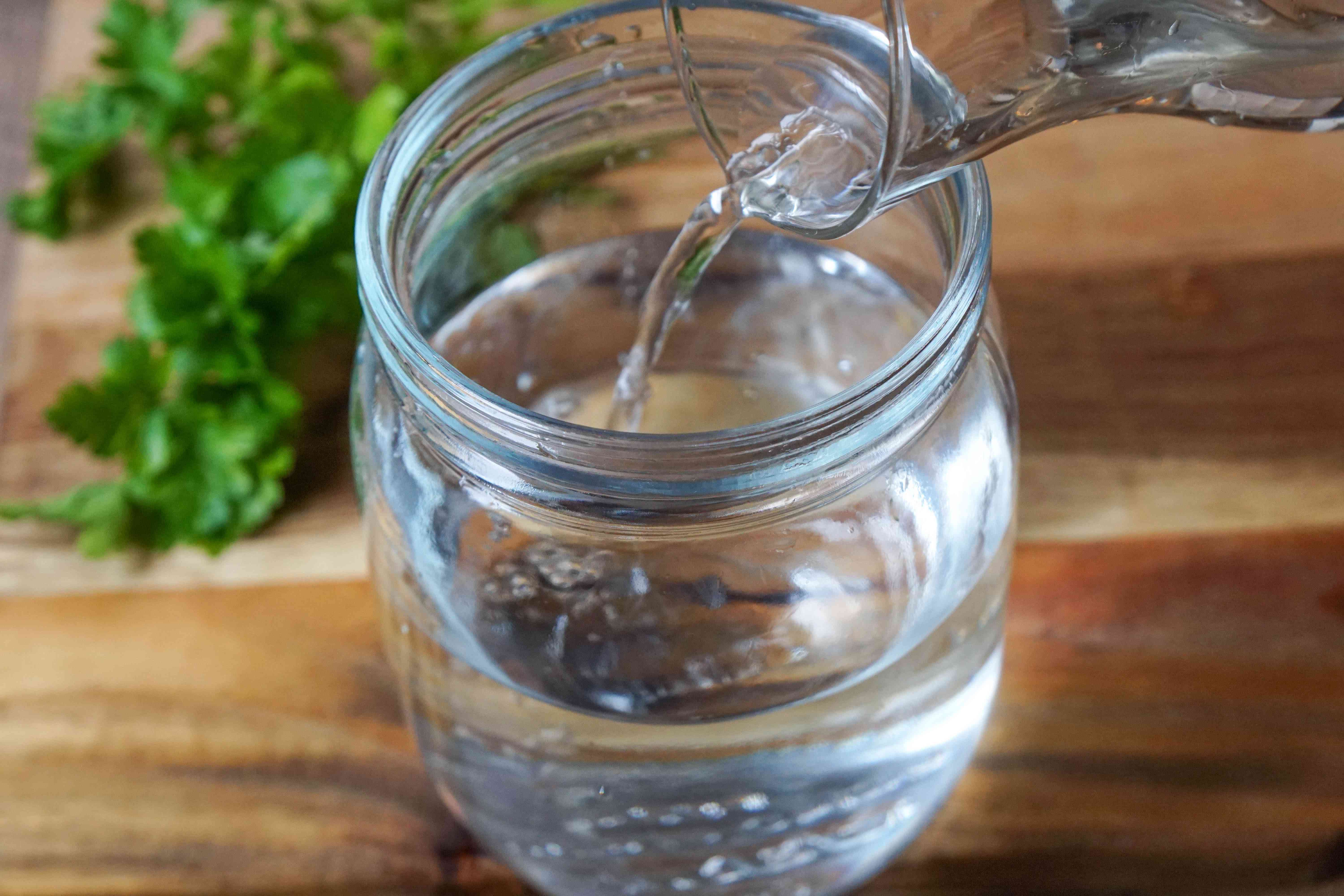 在玻璃罐中定期更换水，以使欧芹保持新鲜