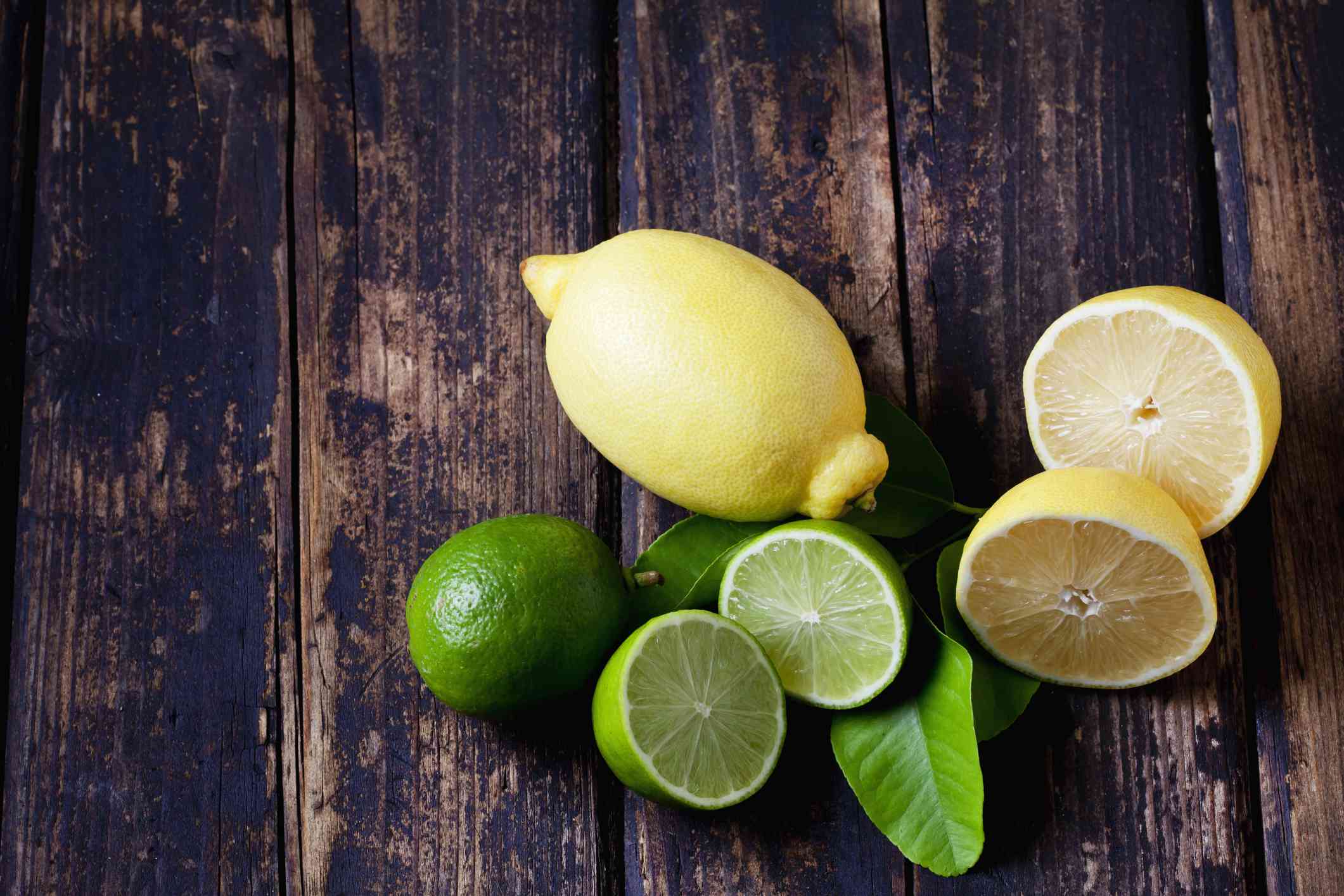 切柠檬和酸橙表治疗黑头粉刺。