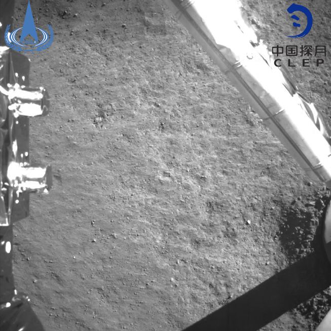 嫦娥四号着陆后不久就拍下了这张月球表面的照片